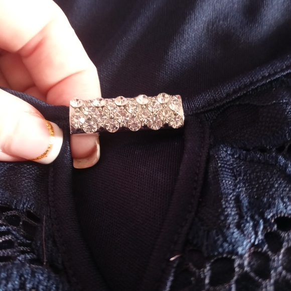 Onyx Apparel Women’s Navy Blue Lace Overlay Top Keyhole Neck Gem size XL - Picture 6 of 6